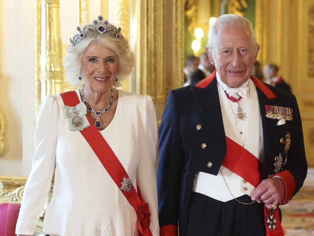 Kráľovná Camilla v róbe od Fiony Clare a kráľ Karol III. pózujú na oficiálne zábery. 