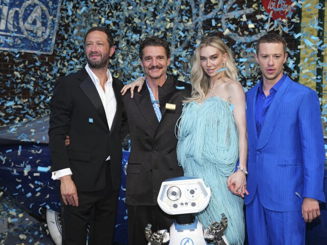 Zľava: Ebon Moss-Bachrach, Pedro Pascal, Vanessa Kirby a Joseph Quinn spoločne uviedli film Fantastická štvorka: Prvé kroky.