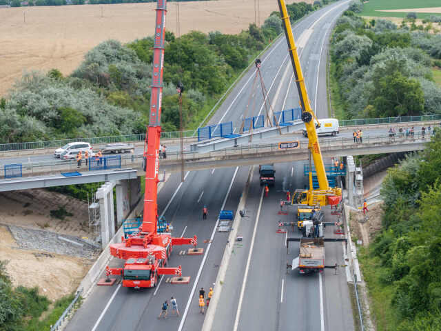 Na diaľnici D1 vedľa obce Zavar pri Trnave, sa cez víkend začala montáž novej oceľovej cyklolávky.