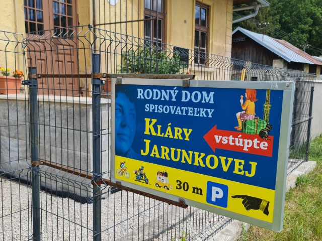 Informacna tabula pred rodnym domom Klary Jarunkovej