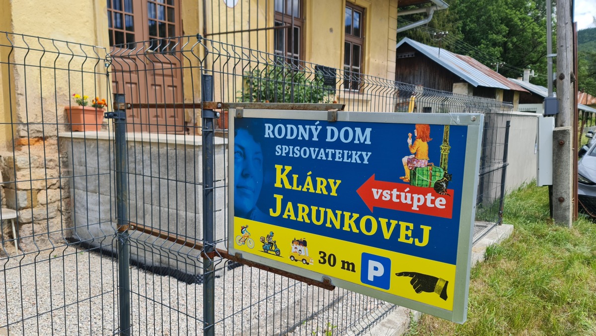 Informacna tabula pred rodnym domom Klary Jarunkovej