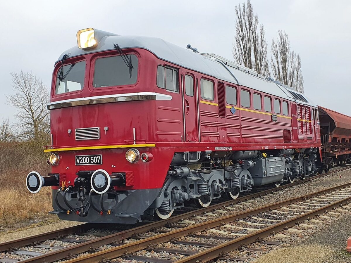 Akú prezývku mal tento mohutný ruský dieselový rušeň T 679.1 s okrúhlymi svetlami a typickým dunivým zvukom.