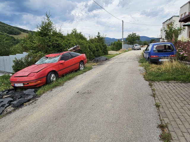 Po vyčíňaní víchrice na Mierovej ulici v Medzeve ostali doteraz stopy. Na domoch chýbajú strechy, živel poškodil aj autá.