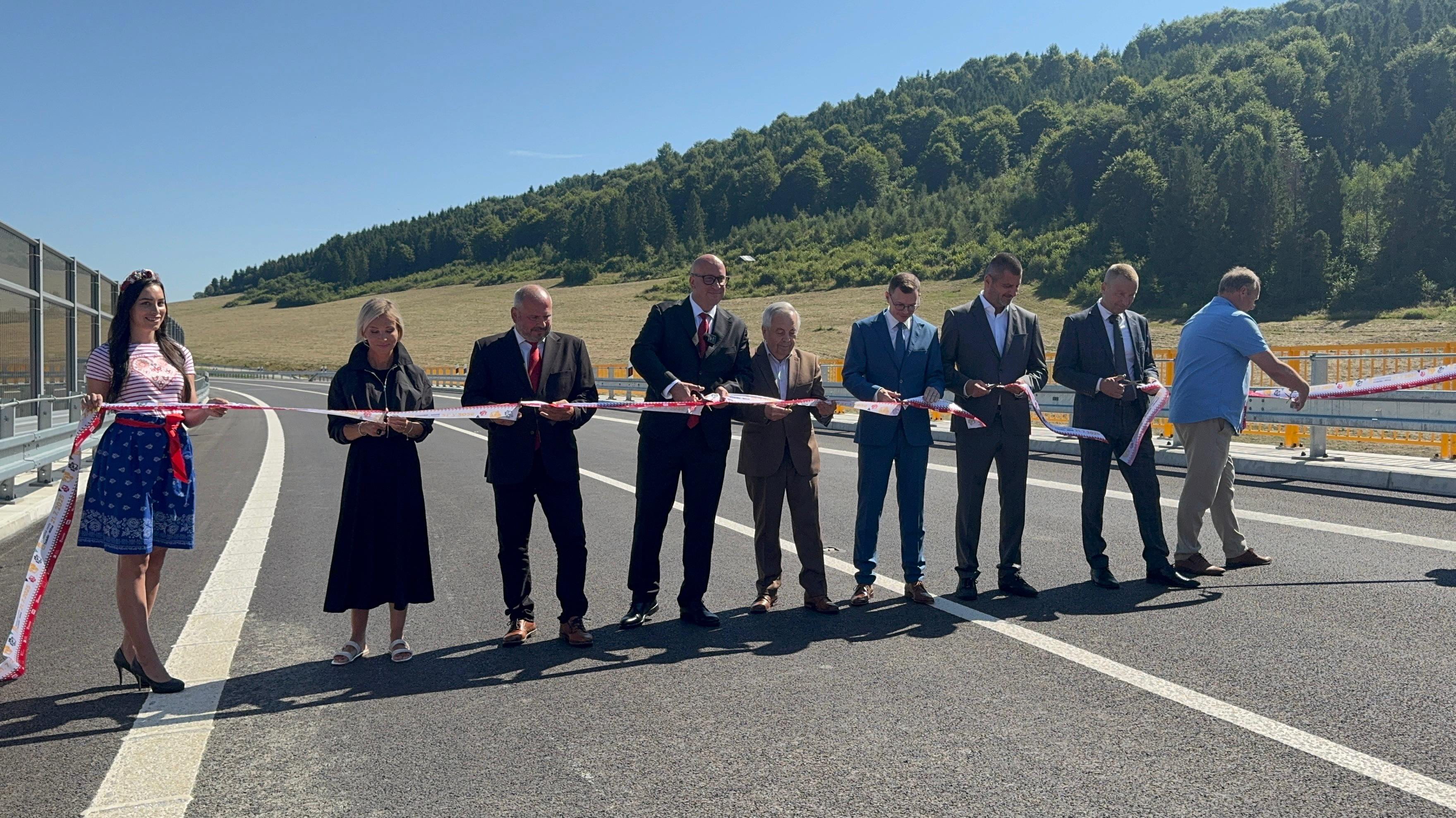 Na snímke štvrtý zľava minister dopravy SR Jozef Ráž ml. (nominant Smeru), tretí zľava štátny tajomník Ministerstva dopravy SR Igor Choma a šiesty zľava generálny riaditeľ Národnej diaľničnej spoločnosti Filip Macháček počas slávnostného otvorenia úseku rýchlostnej cesty R3 Tvrdošín - Nižná 21. júla 2025.