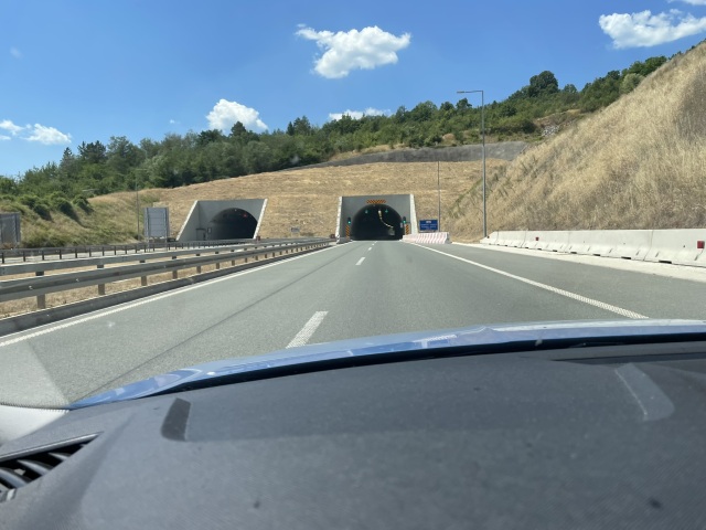 Ešte vlani by vás tu čakal dlhý rad áut. Teraz je prechod z Rumunska do Bulharska pri obci Vama prázdny a opustený. Obe krajiny totiž vstúpili 1. januára do Schengenského priestoru. Paráda.