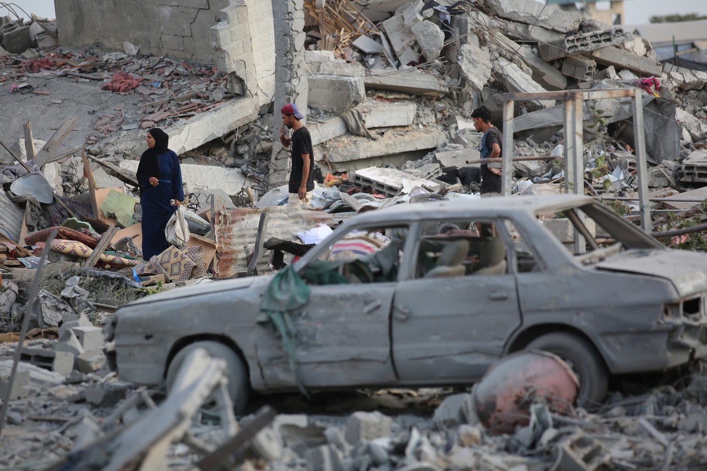 Palestínčania v meste Gaza prehľadávajú trosky svojich zničených domovov, 29. júla 2025.