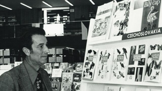 Zakladateľ BIB Dušan Roll na na Medzinárodnom knižnom veľtrhu v Bologni, 1976.