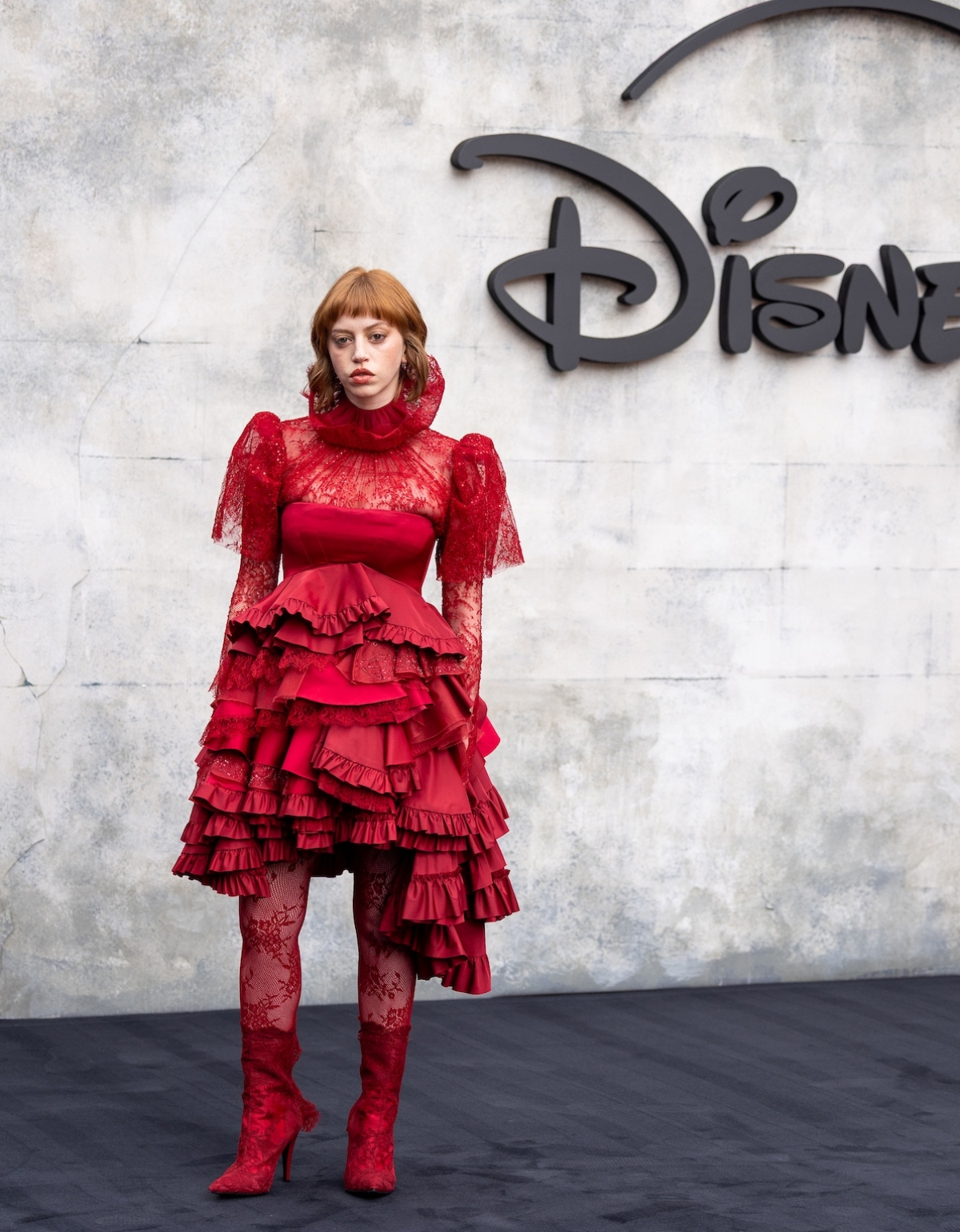 Herečka Lily Newmark v kreácii Alexander McQueen. 