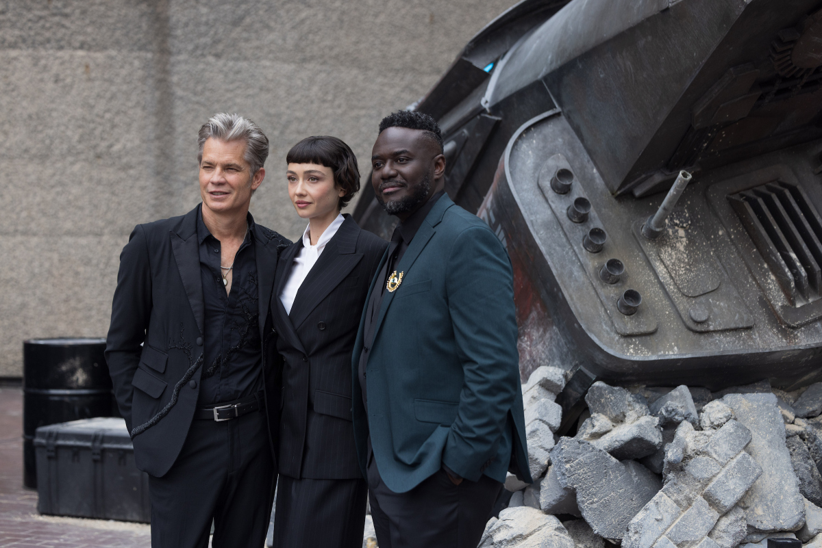 Timothy Olyphant, Sydney Chandler a Babou Ceesay