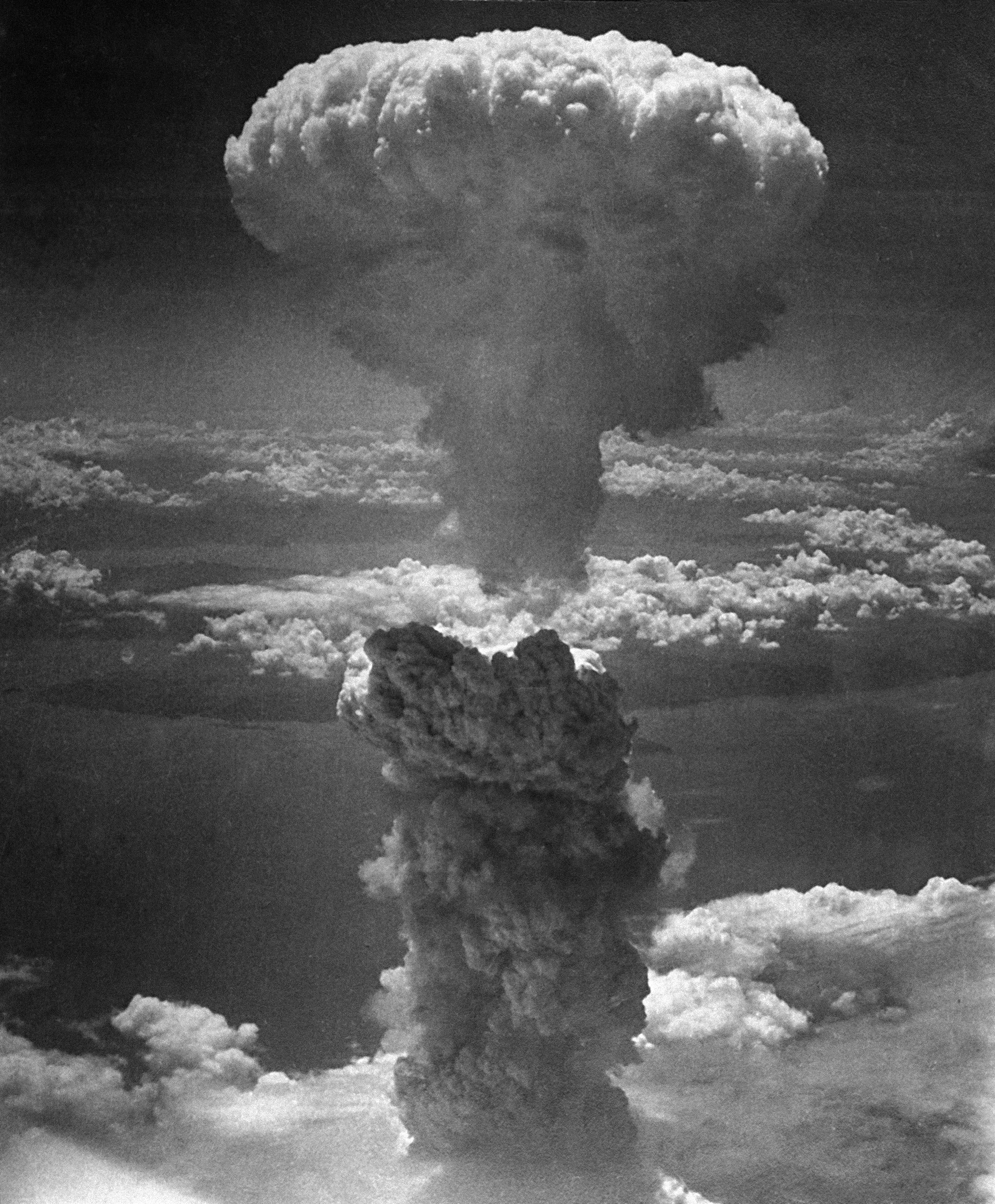 Fotografia z 9. augusta 1945 ukazuje jadrový hríb tri minúty po výbuchu atómovej bomby v japonskom meste Nagasaki. Bomba mala silu 22 000 ton trinitrotoluénu a vybuchla vo výške 600 metrov nad mestom.