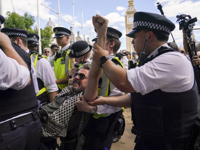 Británia skupina zakázaná protest zatknutia