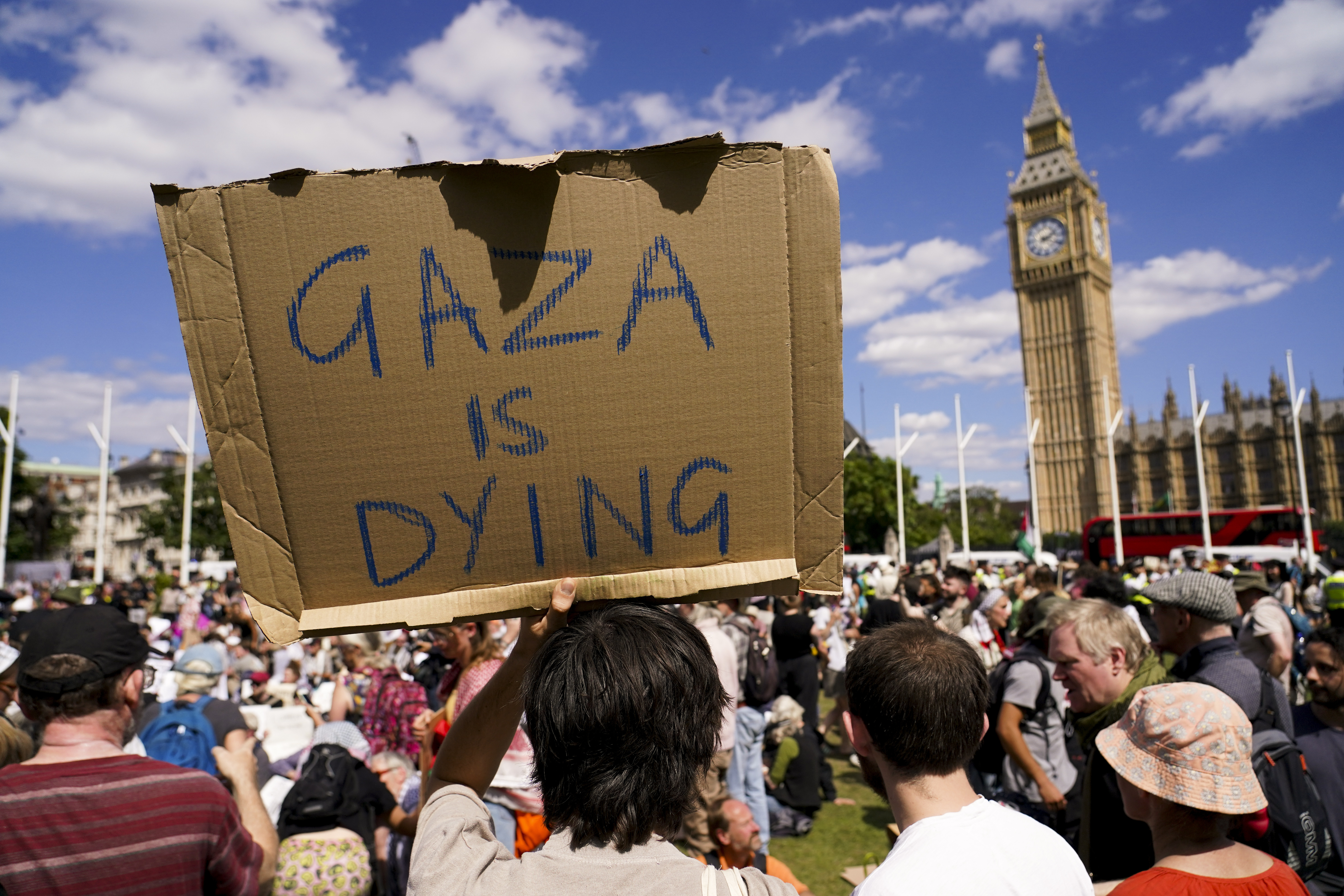 Demonštrant drží plagát počas protestu na podporu Palestíny v Londýne 9. augusta 2025.