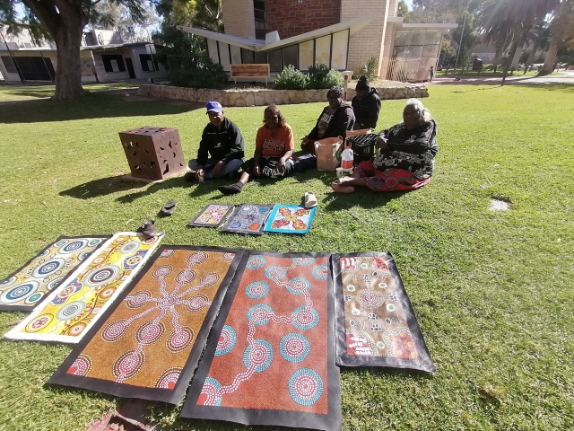 Umelci v parku v Alice Springs.