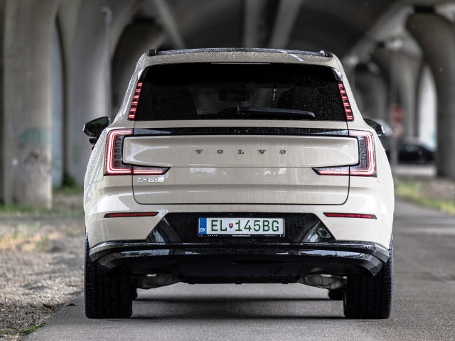 EX90 Performance má dva synchrónne elektromotory so systémovým výkonom 380 kW. Zaujímavé ale je, že prednosť dáva tomu prednému. Zadný sa zapojí len pri prudkej akcelerácii.