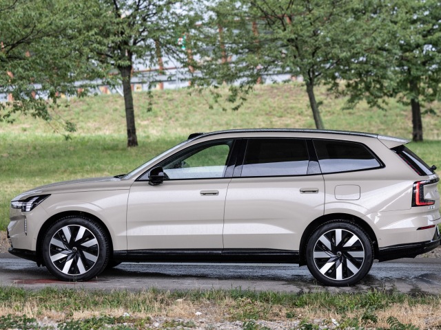 Na dĺžku má EX90 o 80 mm viac ako XC90, je ale o čosi nižšie. Aj zapustené kľučky dverí prezrádzajú dôraz na aerodynamiku. Tá je naozaj špičková.