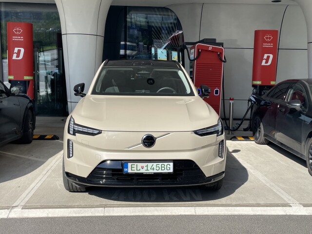 Na nabíjačke sme po 20 minútach dobili 53 kWh. Začínali sme na 17 percentách. Svedčí to o veľmi slušnej nabíjacej krivke.