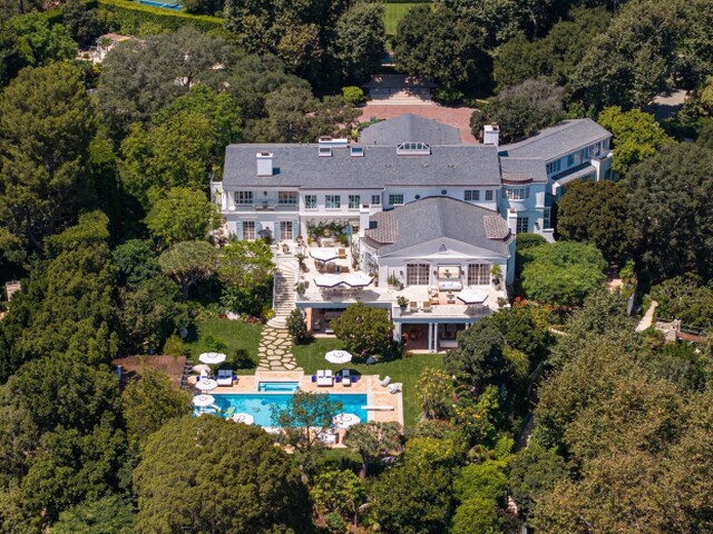 Beverly Hills, Kalifornia – Letecké zábery ukazujú majetok Jeffa Bezosa v Beverly Hills zhora. Rozsiahla nehnuteľnosť sa vyznačuje upravenými záhradami a panoramatickými výhľadmi. Rezidencia miliardára naďalej priťahuje pozornosť v exkluzívnej štvrti. Profimedia