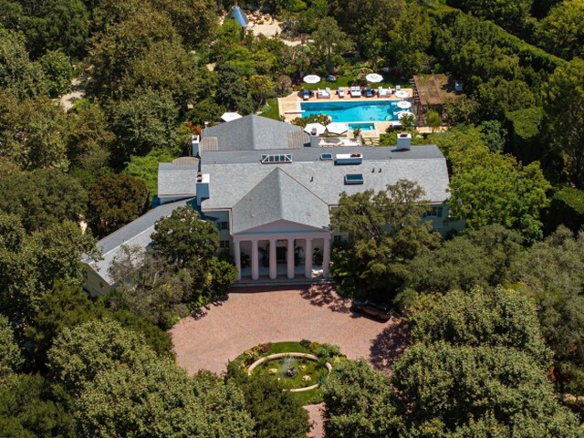 Beverly Hills, Kalifornia – Letecké zábery ukazujú majetok Jeffa Bezosa v Beverly Hills zhora. Rozsiahla nehnuteľnosť sa vyznačuje upravenými záhradami a panoramatickými výhľadmi. Rezidencia miliardára naďalej priťahuje pozornosť v exkluzívnej štvrti. Profimedia