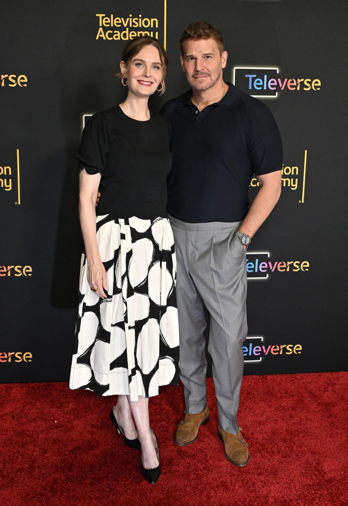 Hviezdy seriálu Kosti - herci Emily Deschanel a David Boreanaz sa len nedávno stretli na akcii, ktorá pripomínala vznik a slávu seriálu Kosti. Koľko rokov oslávil?
