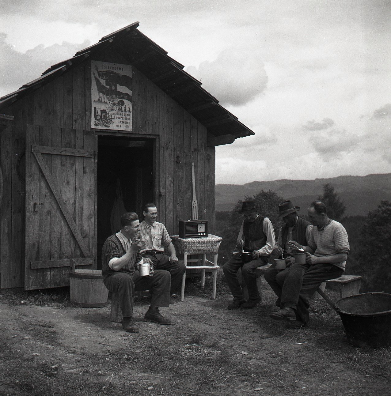 Rozhlasové prijímače mala pred 100 rokmi len hŕstka ľudí na Slovensku. Ešte aj v roku 1955 bolo rádio v niektorých regiónoch vzácnosť. Snímka je zo salaša na východnom Slovensku. Bača ho dostal za odmenu od národného výboru v Košiciach.