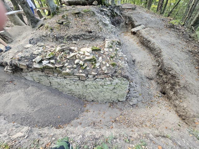 Na hrade Kysak prebieha archeologický výskum. Došlo k odkrytiu predhradia a zachovaného múru.