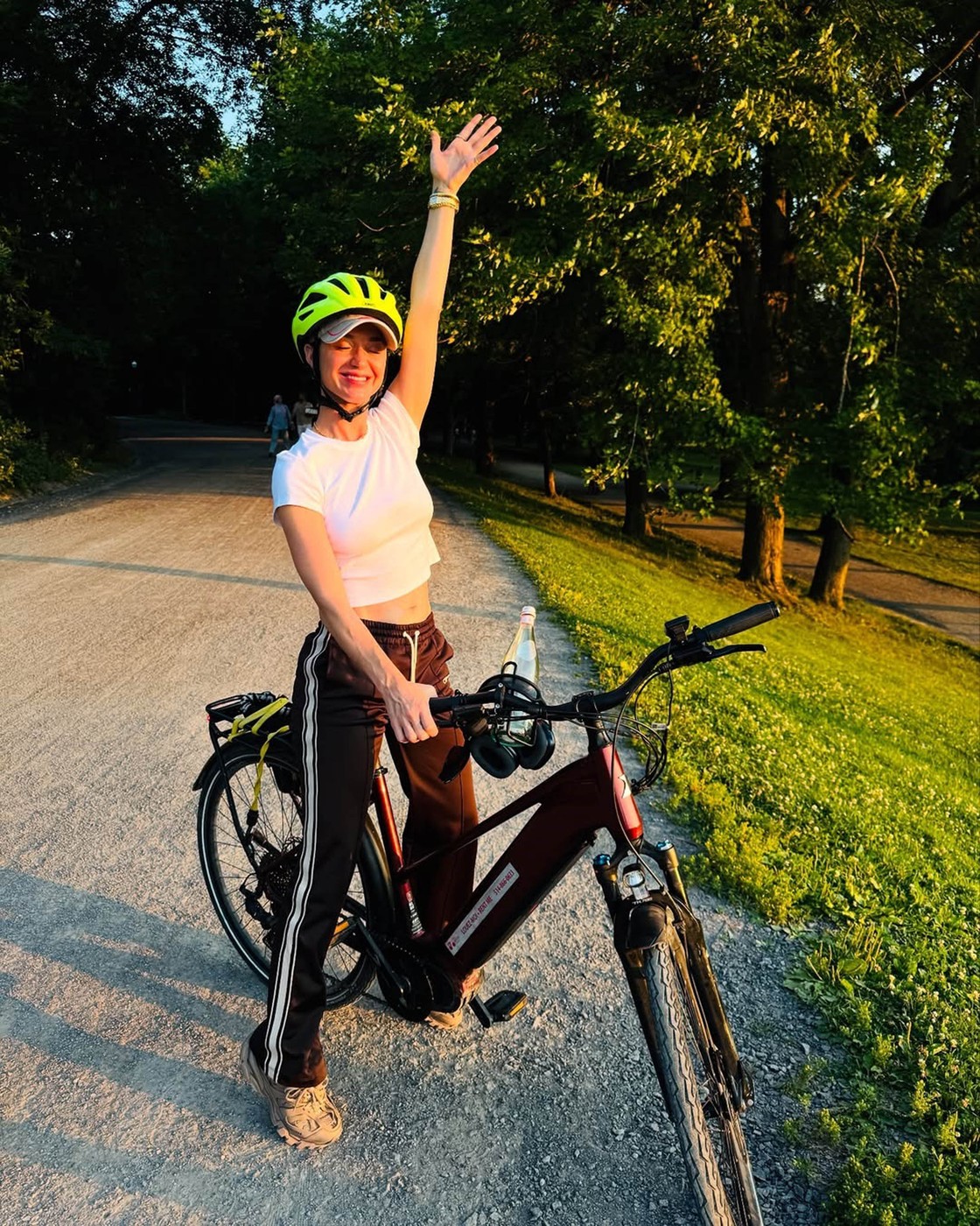 Katy Perry si užíva slnečný letný deň na bicykli. Profimedia