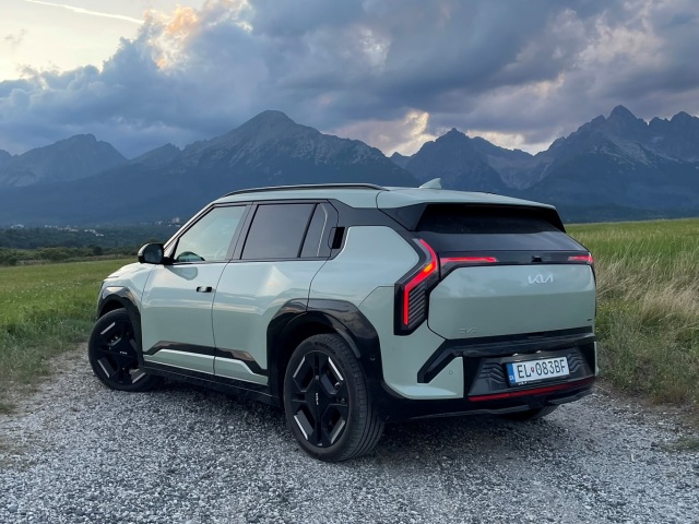 Kopce EV3 neprekážali. Veľkú časť energie vie totiž pri klesaní vrátiť späť do batérie.