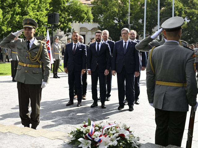 Snímka v pozadí zľava členovia vlády minister vnútra SR Matúš Šutaj Eštok (Hlas), minister pôdohospodárstva a rozvoja vidieka SR Richard Takáč (Smer) a minister spravodlivosti SR Boris Susko (Smer) počas pietneho aktu kladenia vencov na Námestí SNP pri Pamätníku SNP v utorok 26. augusta 2025 v Bratislave.