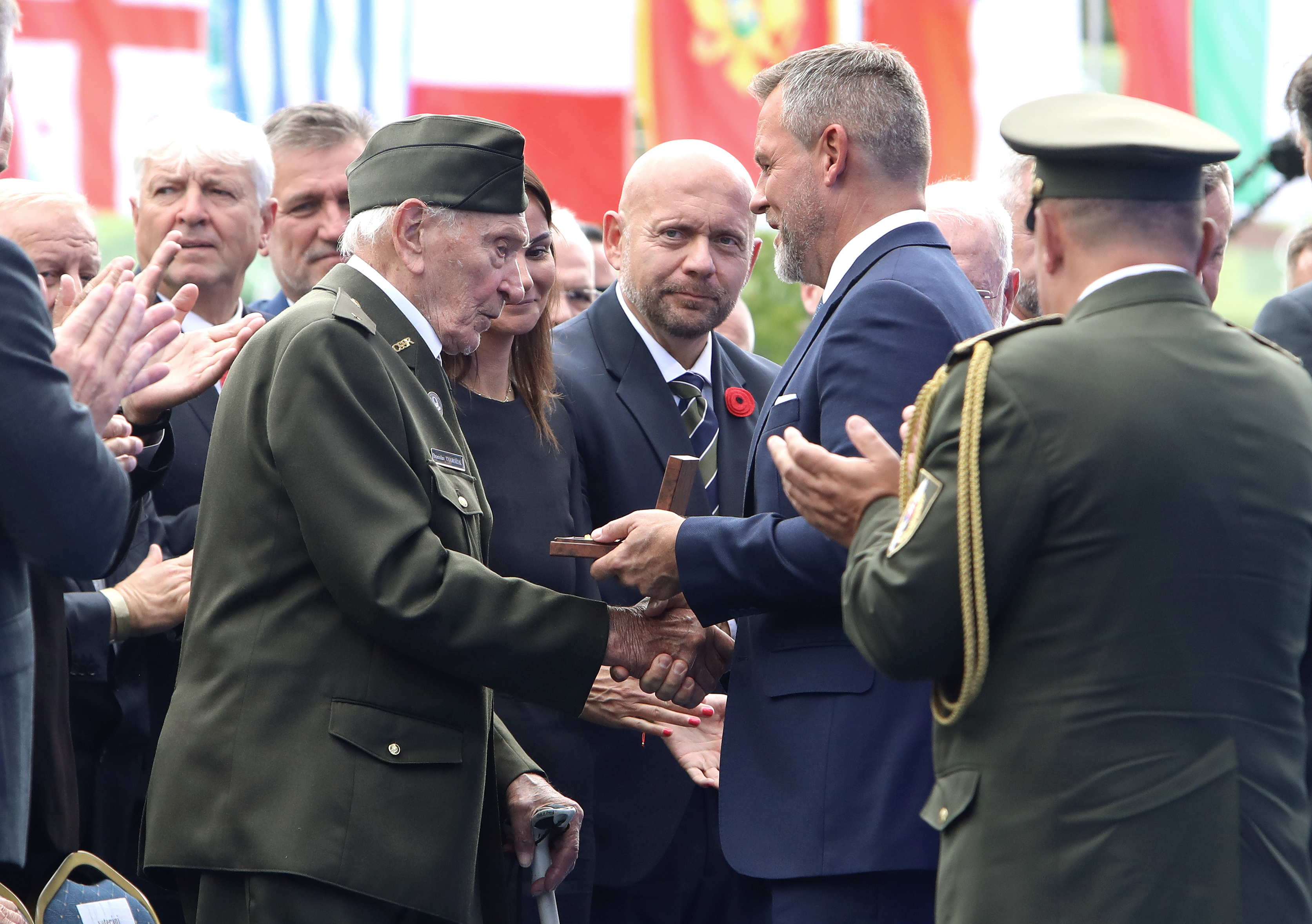 Na snímke vojnový veterán a účastník Slovenského národného povstania (SNP) Branislav Tvarožek si preberá menovanie za plukovníka od prezidenta SR Petra Pellegriniho na oslavách 81. výročia Slovenského národného povstania (SNP) v areáli Múzea SNP v Banskej Bystrici v piatok 29. augusta 2025.