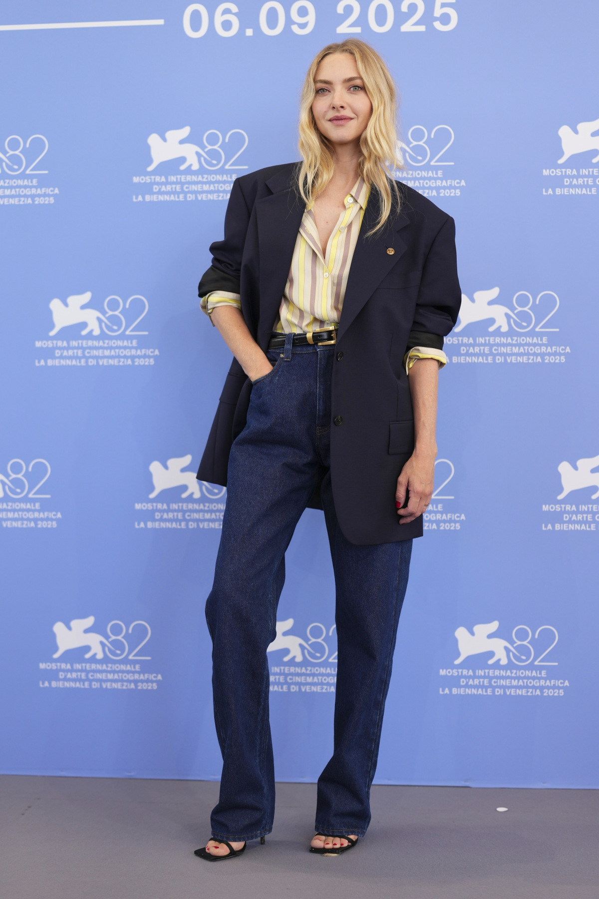 Amanda Seyfried v identickej kreácii z dielne Versace