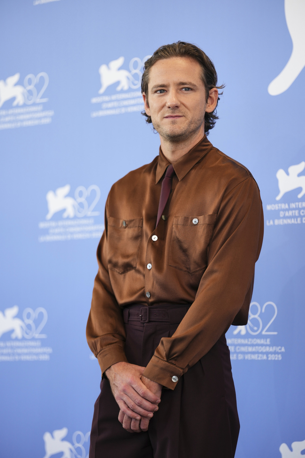 Herec Lewis Pullman v značke Saint Laurent. 