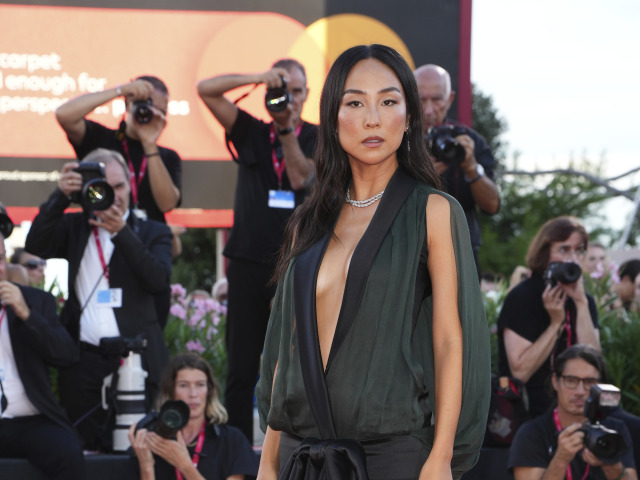 Greta Lee v kreácii Dior