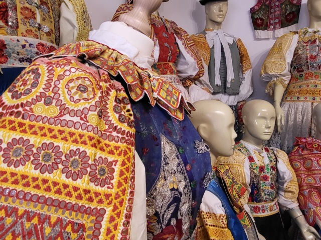Čipka - mreška - vložená do ženských rukávcov. Tento typ čipky s piatimi paličkami sa plietol v dedinách na pravej strane Váhu v okolí Piešťan. Volali ju krakovianska, babková či plná. Názov piešťanská sa v regióne nikdy nepoužíval.