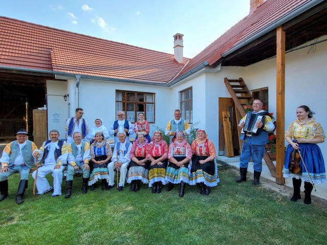 Múzeum Za krakovskú bránu je miestom, kde sa folklór prezentuje nielen prostredníctvom expozícií, ale aj živých kultúrnych podujatí, ako je spev.