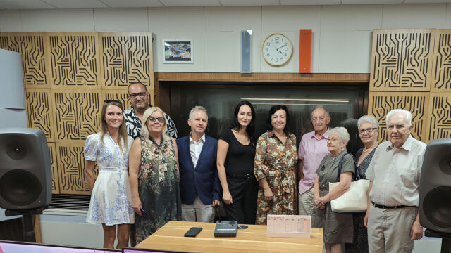 Ján Hanák (na snímke štvrtý sprava) s tvorcami a hosťami verejného odposluchu rozhlasovej hry pre mládež Na tenkom ľade, ktorá vznikla podľa jeho spomienok na detstvo počas holokaustu.