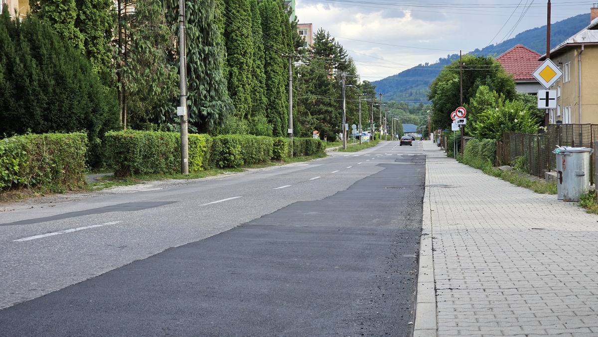 Cesta cez Tisovec po oprave najhorsich casti vozovky