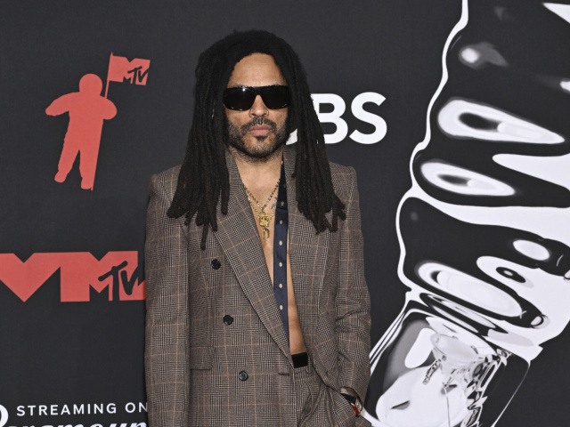 Spevák Lenny Kravitz v obleku Saint Laurent. 