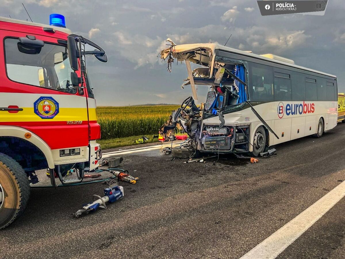 nehoda, zrážka, autobus