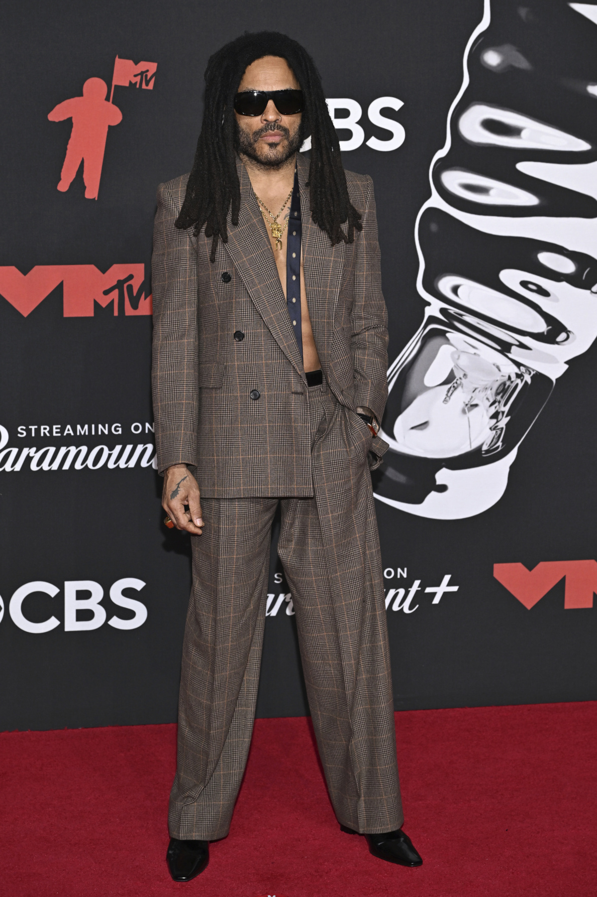 Spevák Lenny Kravitz v obleku Saint Laurent. 