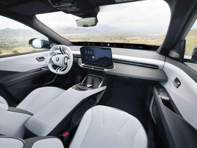 Interiér má úplne nové usporiadanie s premiérovým rozhraním Panoramic iDrive. To znamená kombináciu širokého head-up displeja, ktorý sa tiahne medzi prednými stĺpikmi a voľne stojacou obrazovkou a centrálnej obrazovky. Našťastie, BMW zachovalo aj hardvérové prvky.