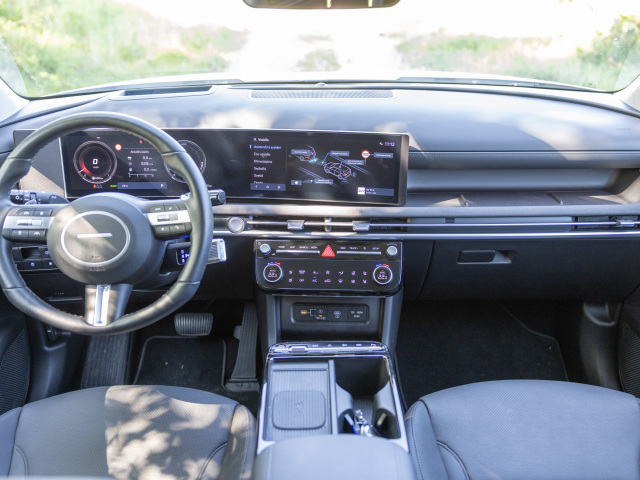 Interiér je kompletne prepracovaný. Elegantná palubná doska nesie dva 12,3-palcové displeje prekryté spoločným sklom, tak ako pri elektrickej rodine Ioniq. Našťastie, samostatný panel klimatizácie Tucsonu zostal aj s množstvom hardvéru.