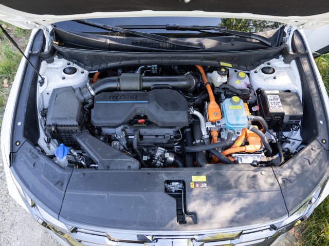 Pod kapotou pracuje plug-in hybrid, ktorého srdcom je preplňovaný 4-valec 1,6 T-GDi. Spolu s  elektromotorom dáva 185 kW. Dynamika tomu však až tak nezodpovedá.