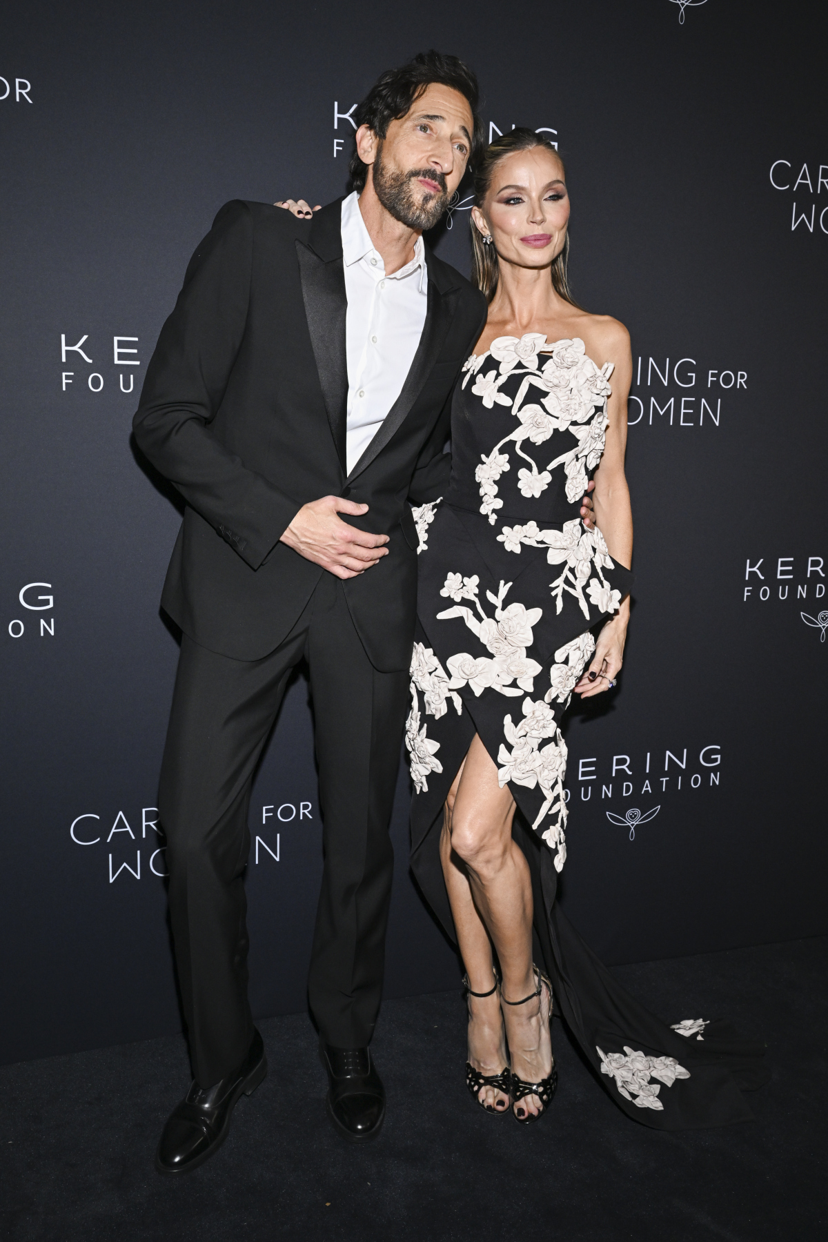 Herec Adrien Brody a jeho snúbenica Georgina Chapman.