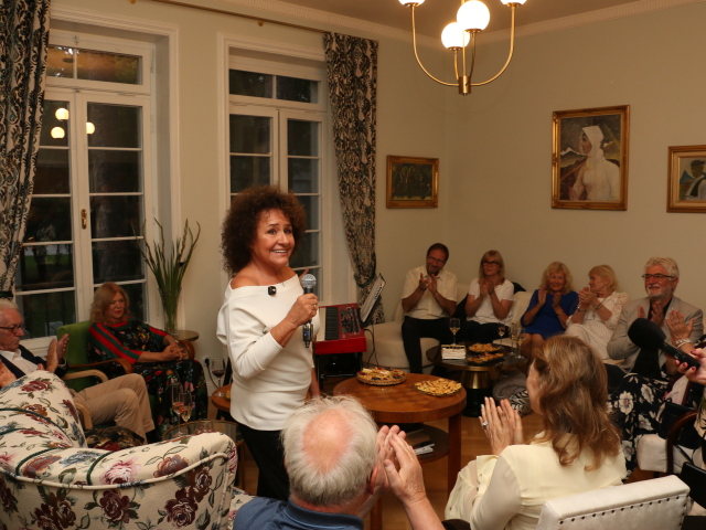 Jitka v salóne Aurel v Annavile s obrazmi umelca Aurela Kajlicha ďakuje za milé prijatie.