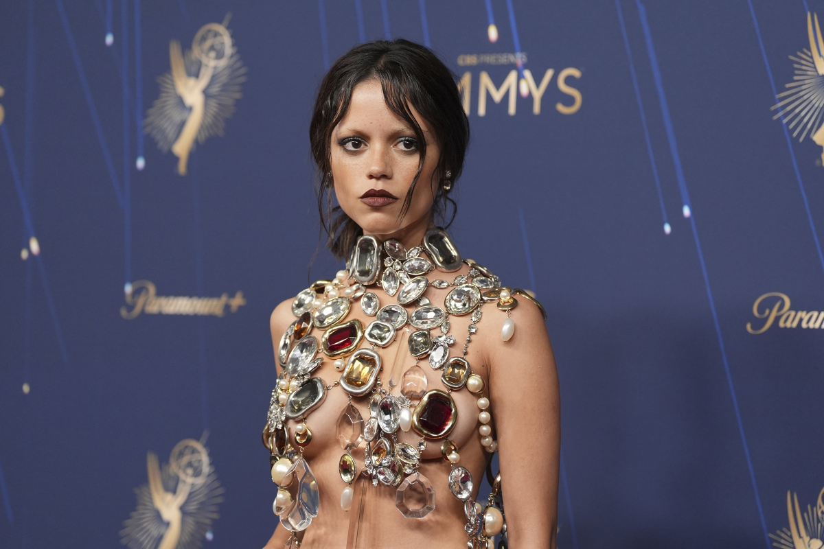 Herečka Jenna Ortega prišla na červený koberec v kreácii Givenchy. 