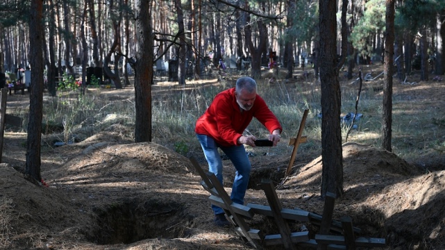 Ivoš fotografuje masové hroby obetí vojny na Ukrajine.