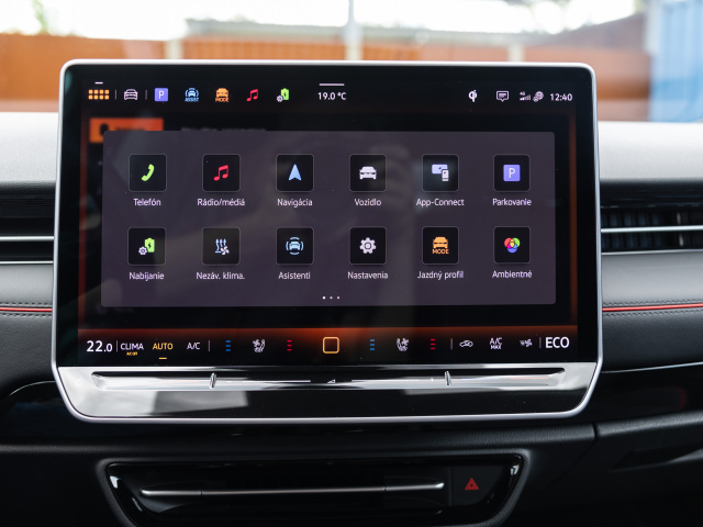 Pätnásťpalcový infotainment má brilantnú grafiku aj rýchle reakcie. Dopĺňa ho rozmerný head-up displej. Ovládač „prevodovky“ sa presunul na stĺpik riadenia, takže v stredovej konzole je obrovský úložný priestor.