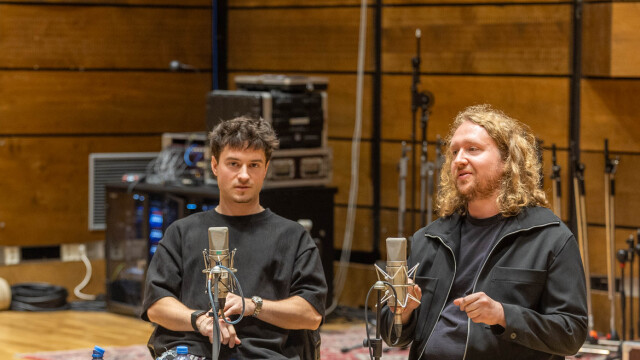 Remigius Klačanský (vľavo) a Dominik Kopcsay zhudobnili a produkovali nový album Richarda Müllera slovenská strela.