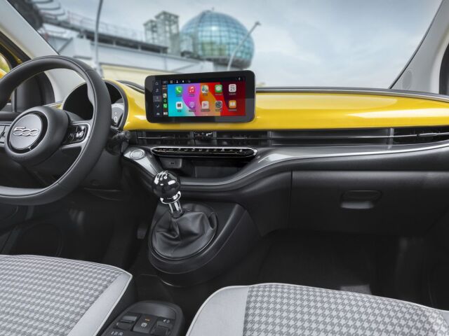 Interiér je v edícii Torino vybavený automatickou klimatizáciou aj 10-palcovýám infotainmentom s Apple Carplay a Android Auto. O prítomnosti spaľovacieho motora najlepšie vypovedá páka manuálnej prevodovky.