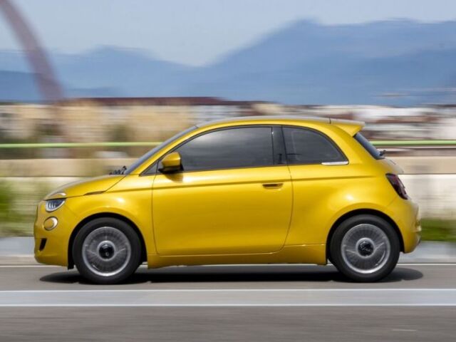 Úvodná edícia disponuje 16-palocovými viaclúčovými diskami kolies a v špecifických farbách Ocean Green či Yellow Golf. Lakované sú aj spätné zrkadlá.